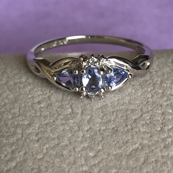 TANZANITE RING IN 10K GOLD SETTING, 3 STONES, DIAMOND CHIPS ON SIDE, NWOT - Picture 4 of 5